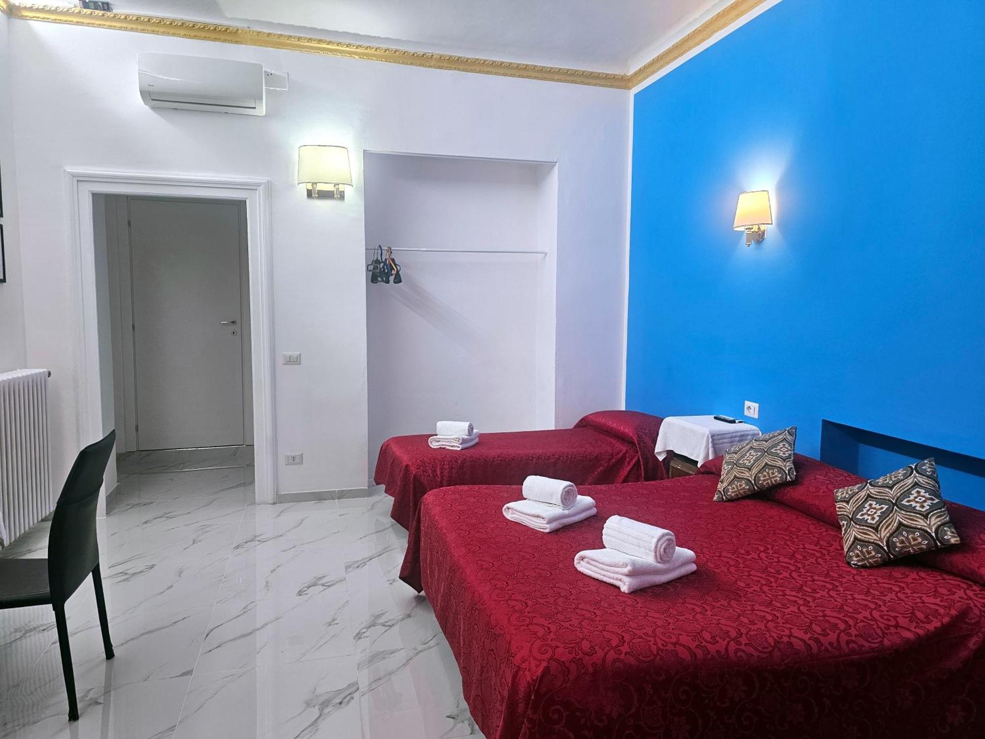 Relax On 247 Hostel *