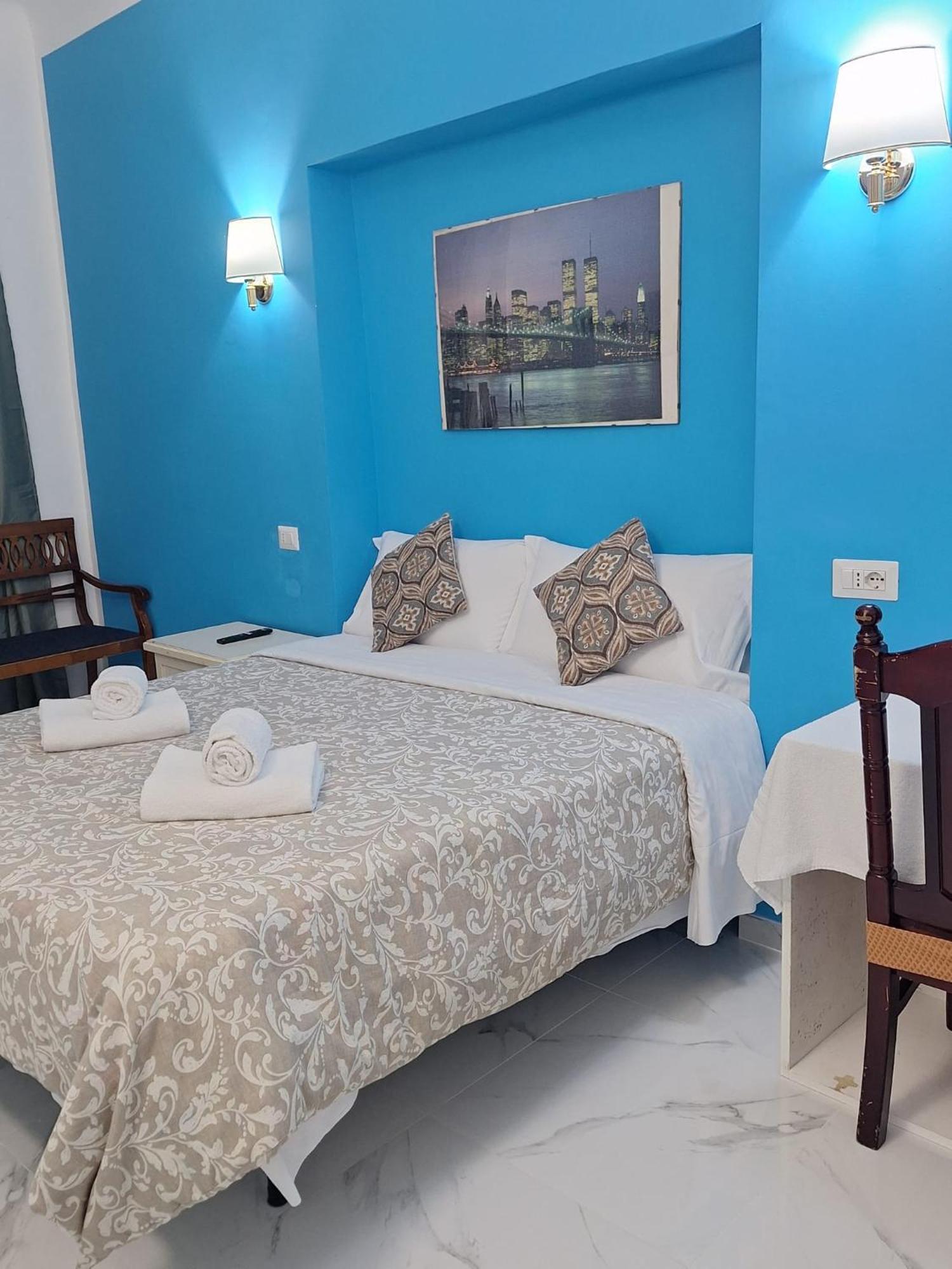 Relax On 247 Hostel *